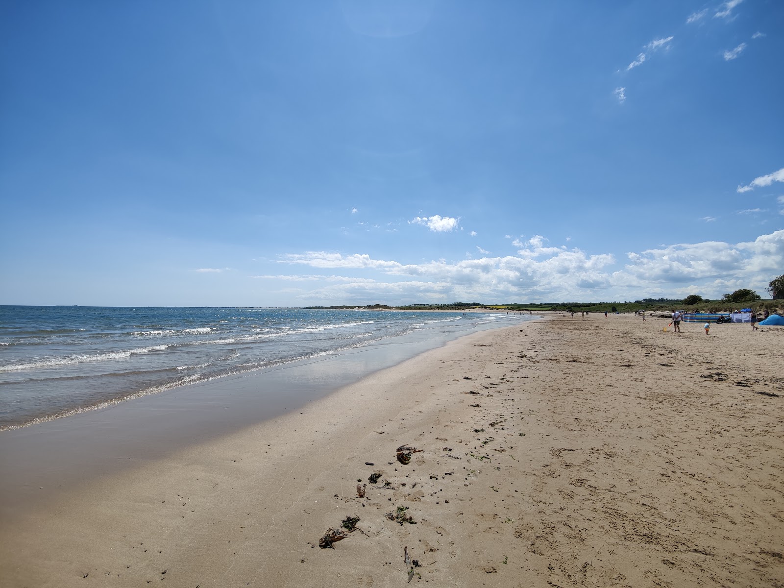 Foto de Playa de Alnmouth con recta y larga