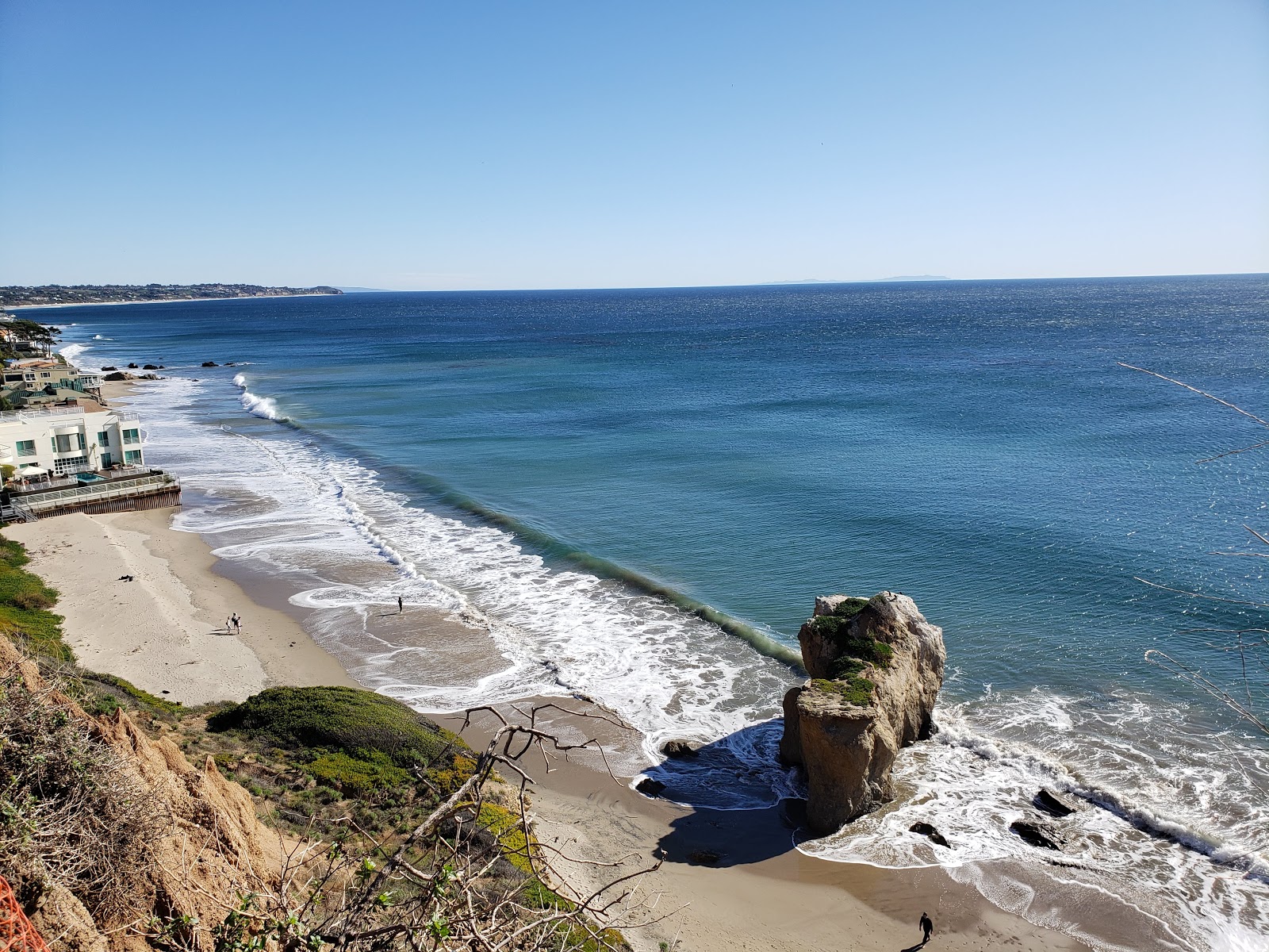 Foto von El Matador Beach umgeben von Bergen