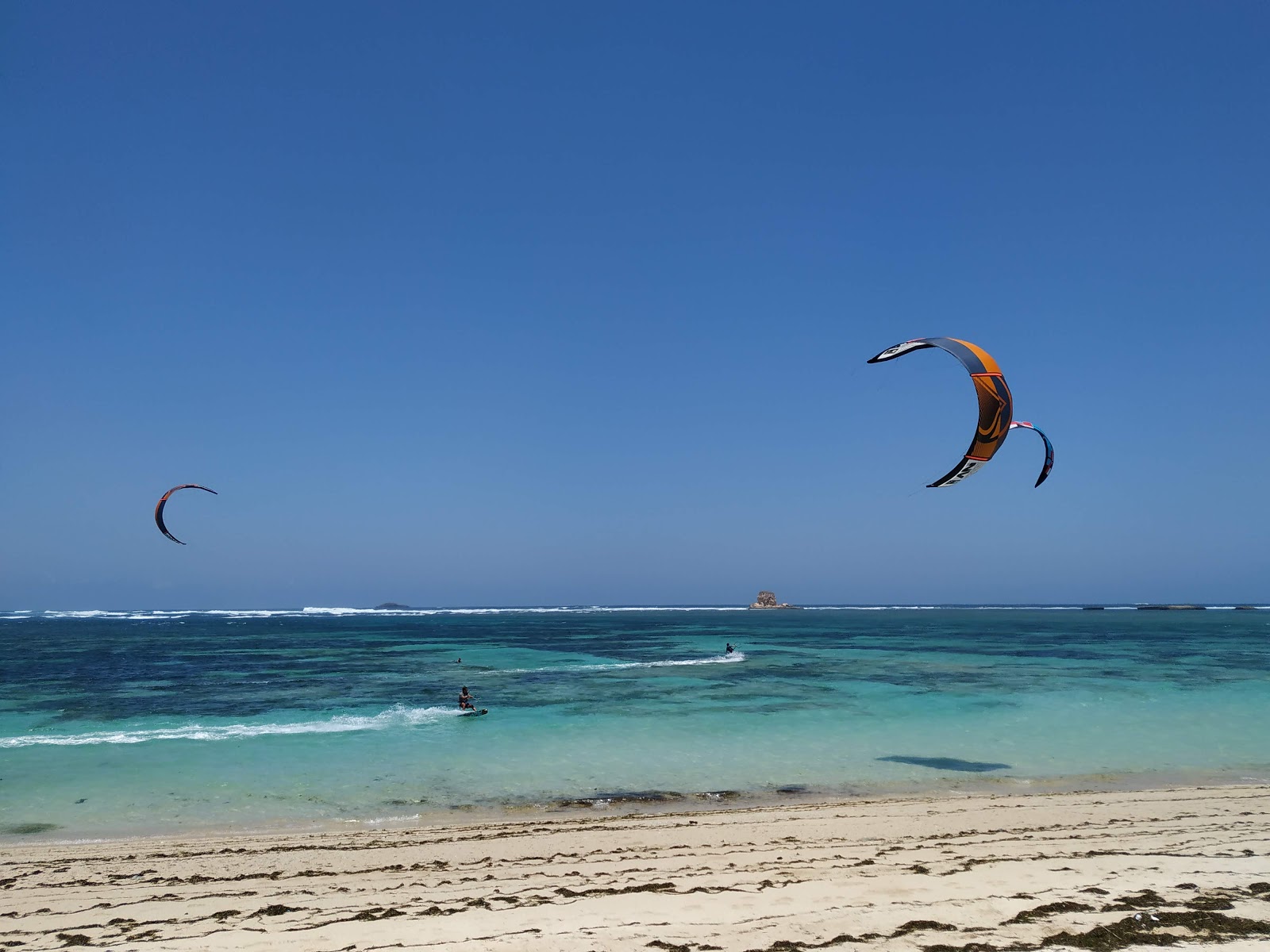 Foto von Kaliantan Beach mit heller sand Oberfläche