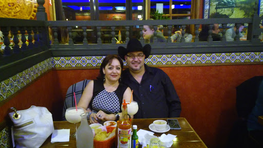 Shopping Mall «Meadowdale Shopping Center», reviews and photos, 100 W Mall Dr, Carpentersville, IL 60110, USA