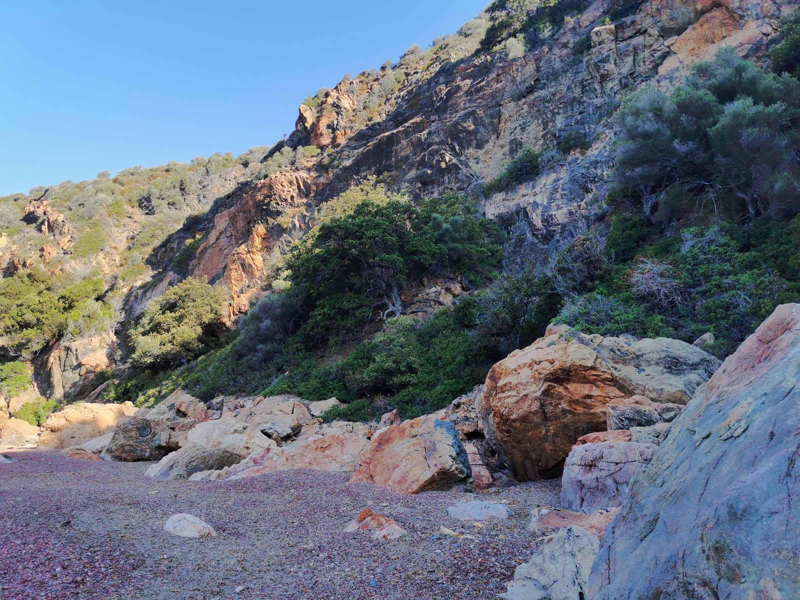 Foto de Gradi beach com pequenas pedras marrons superfície