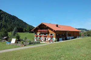 Auszeithof - Bauernhofurlaub - Familie Schädler image