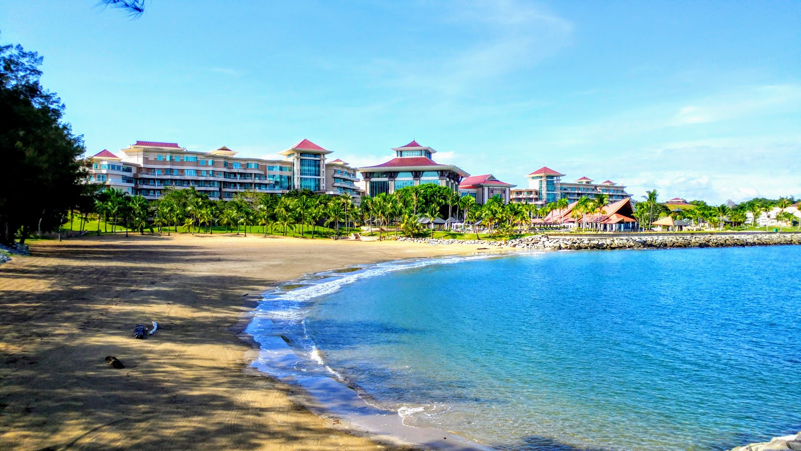 Empire Brunei Hotel Beach的照片 带有碧绿色纯水表面
