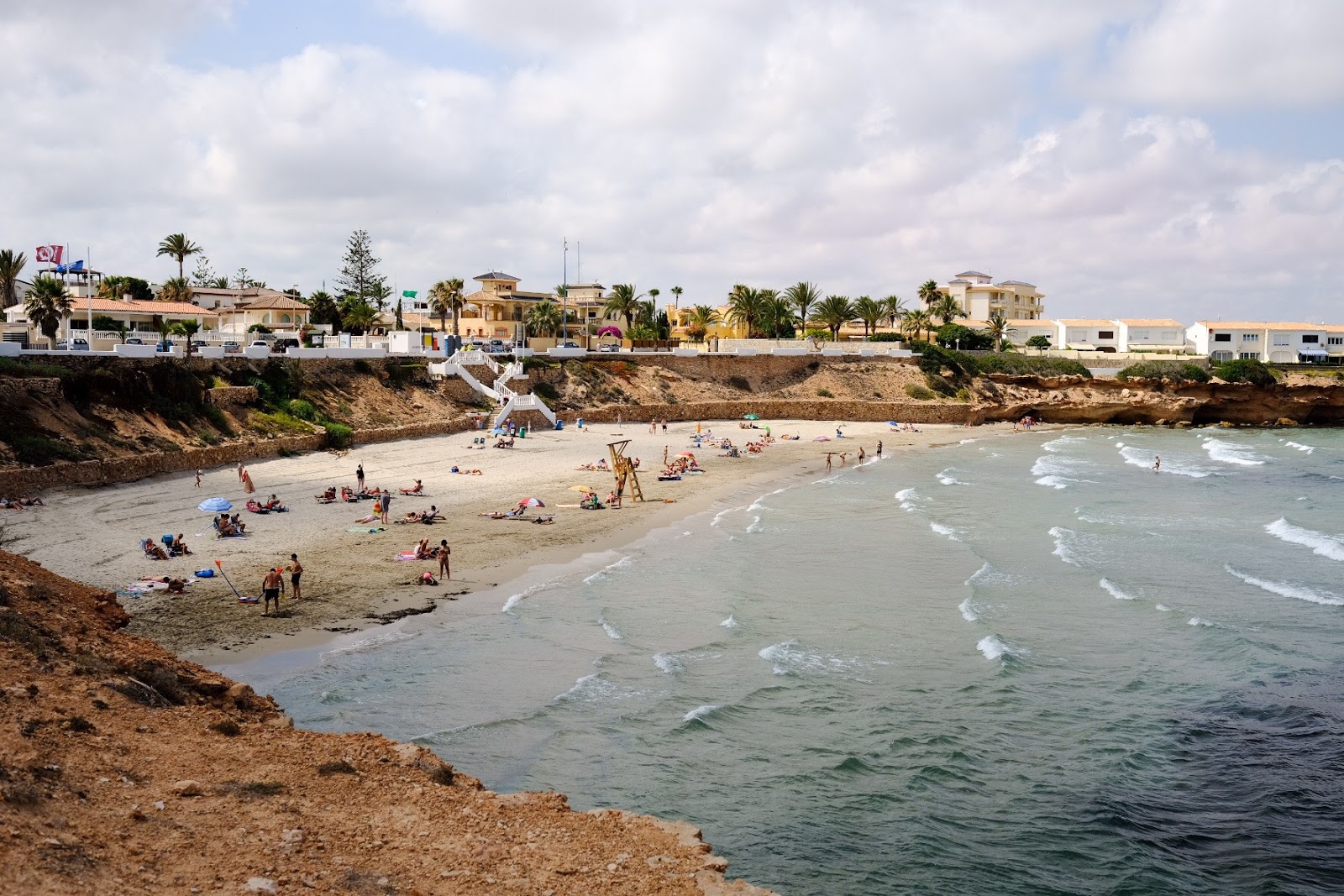 Playa Cala Cerrada'in fotoğrafı kahverengi kum yüzey ile