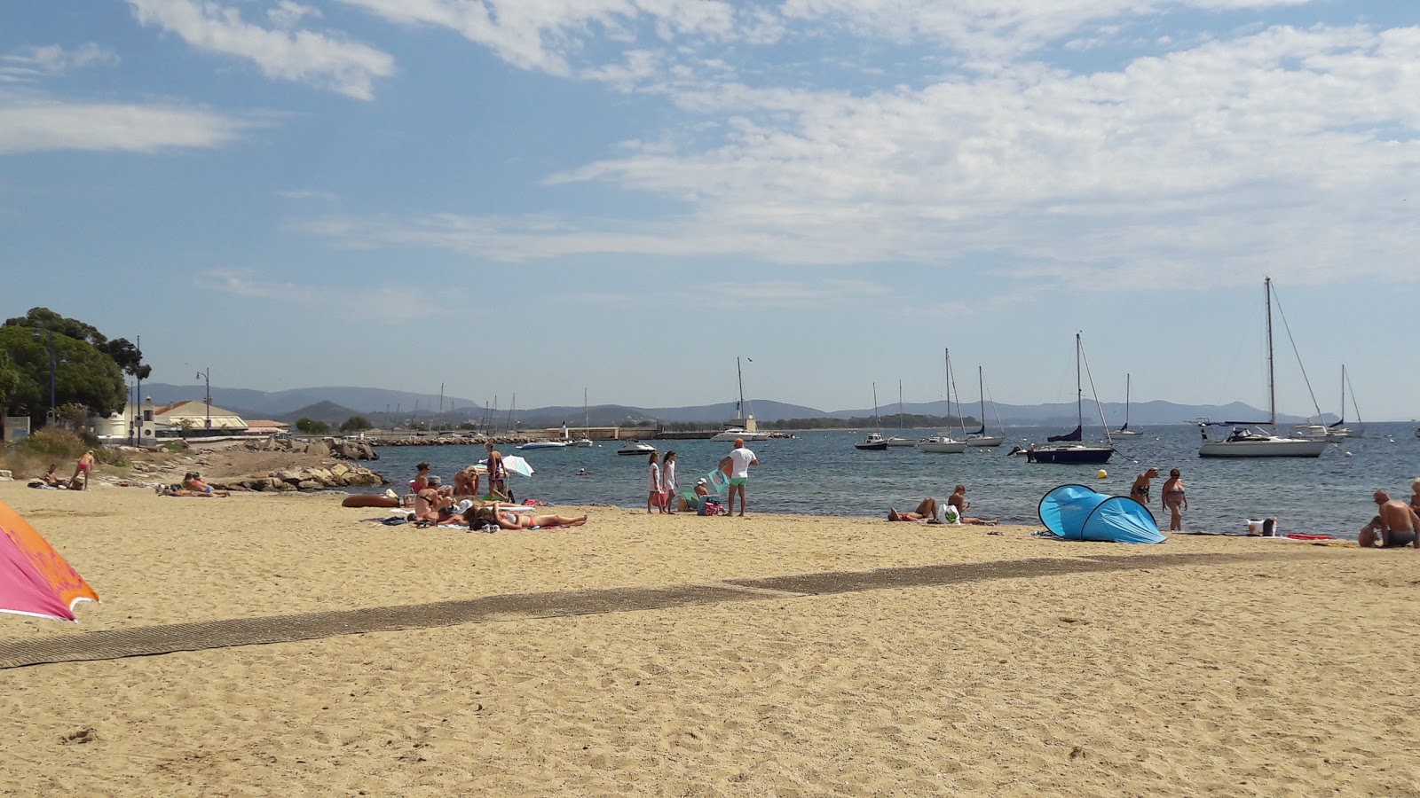 Photo de Station beach avec sable lumineux de surface