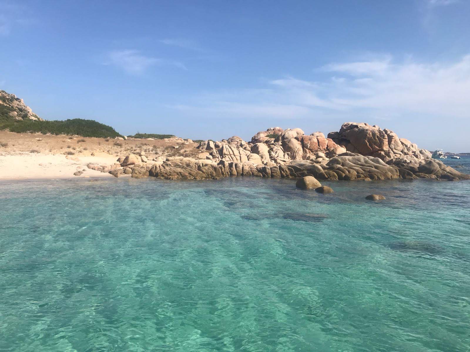 Foto de Cala Mariolino respaldado por acantilados