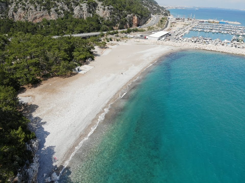 Foto de Barinagi Beach con pequeños guijarros beige superficie