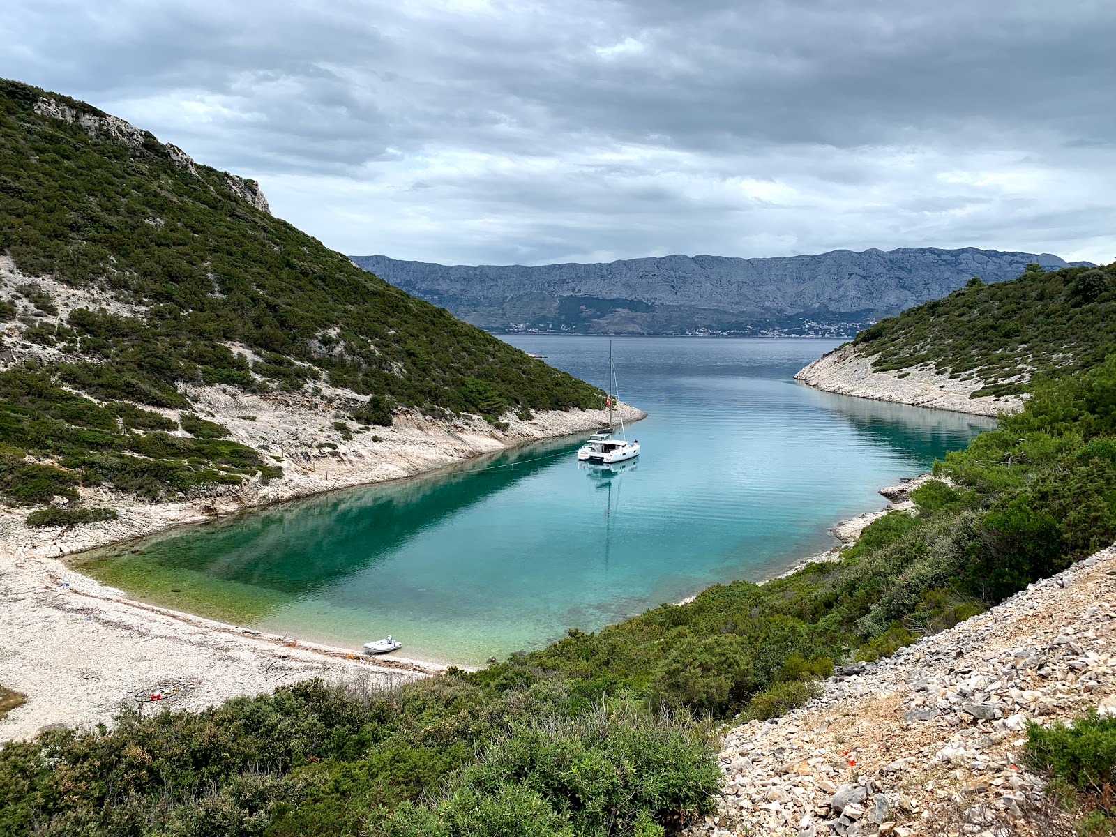 Foto von Pucisca beach mit heller kies Oberfläche