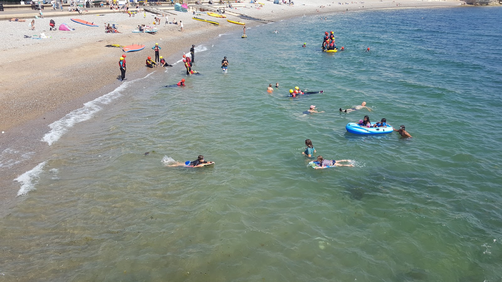 Freshwater Bay'in fotoğrafı dağlarla çevrili