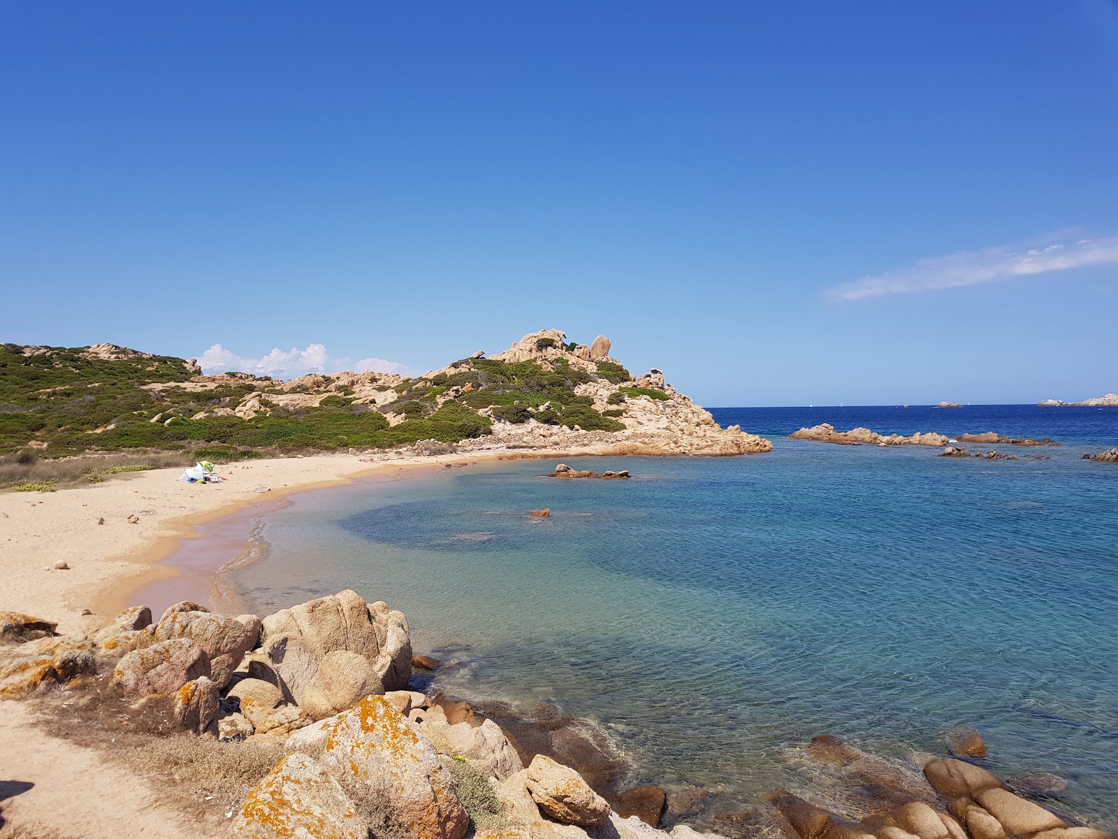 Photo de Spiaggia dello Strangolato avec sable lumineux de surface