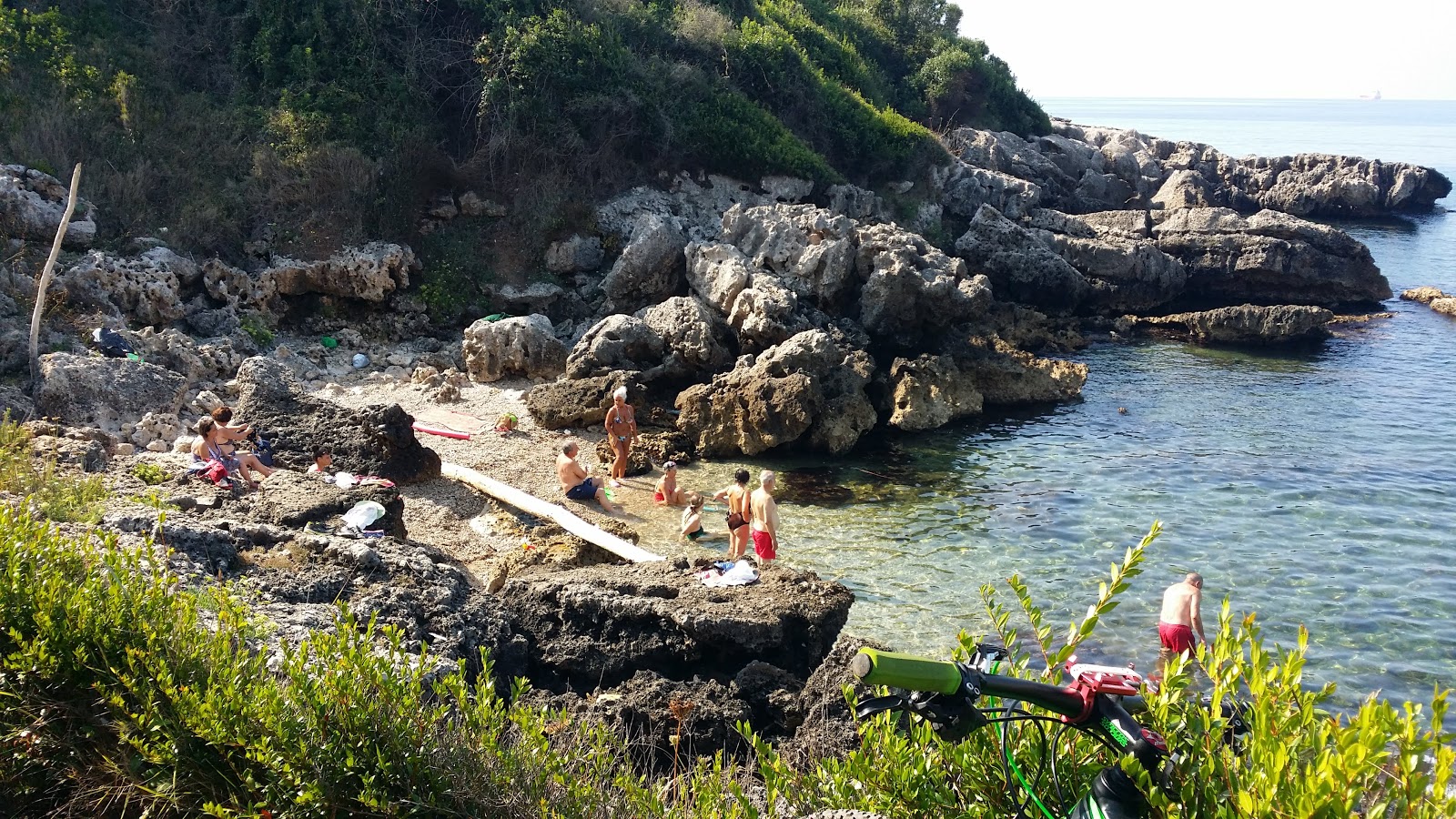 Spiaggia di Porto Cofaniello的照片 带有蓝色纯水表面