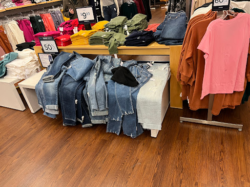 Clothing Store «Gap Outlet», reviews and photos, 1000 PA-611, Tannersville, PA 18372, USA
