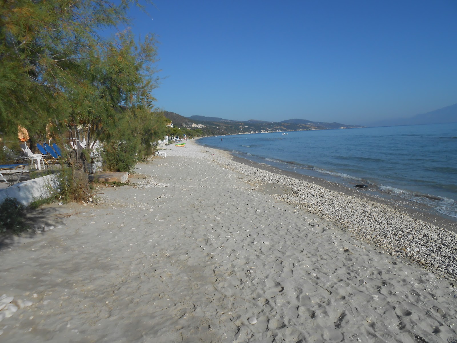 Alykes Beach II的照片 带有黑沙和卵石表面