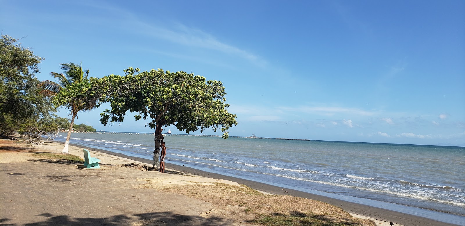 Fotografie cu Carat Shed beach cu o suprafață de apa albastra