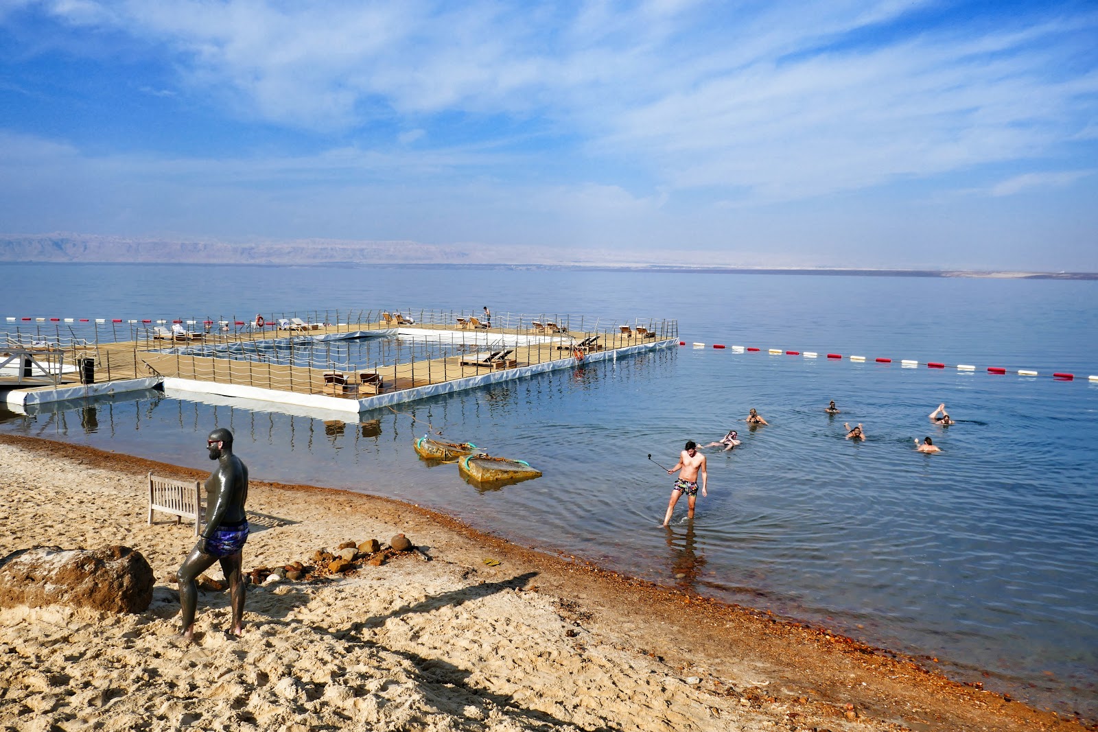 Foto di Hilton Dead Sea Beach con una superficie del sabbia beige