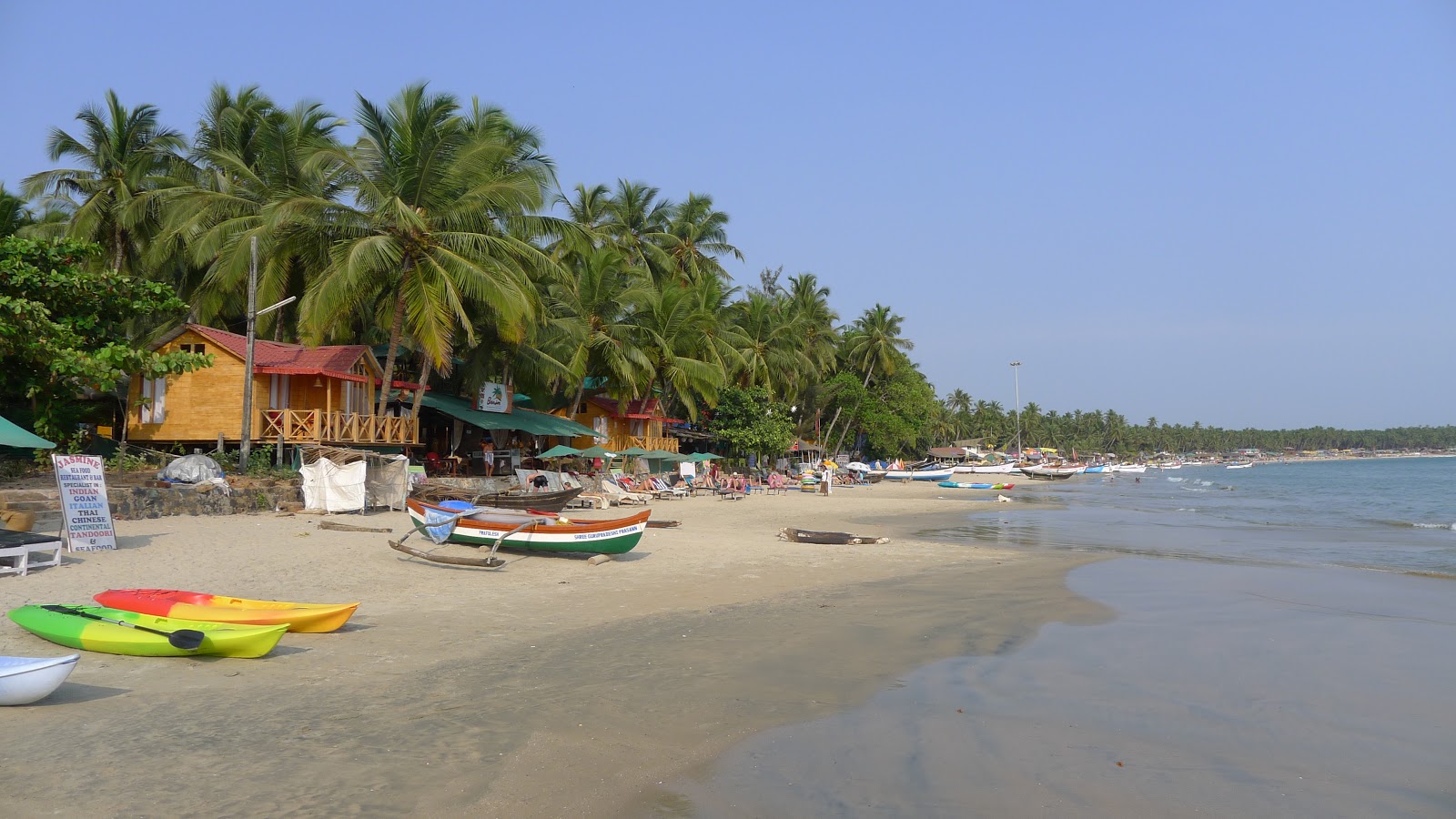 Foto de Palolem Beach apoiado por penhascos