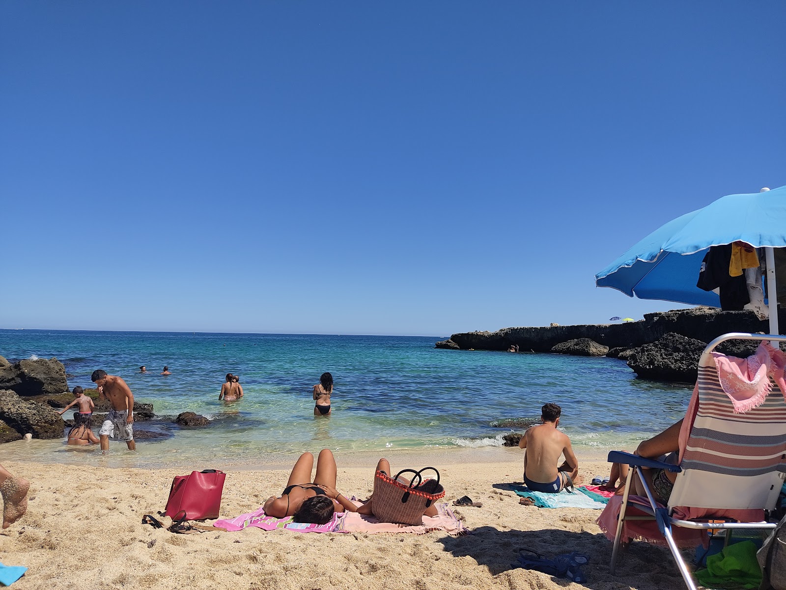 Cala Monaci beach'in fotoğrafı mavi saf su yüzey ile