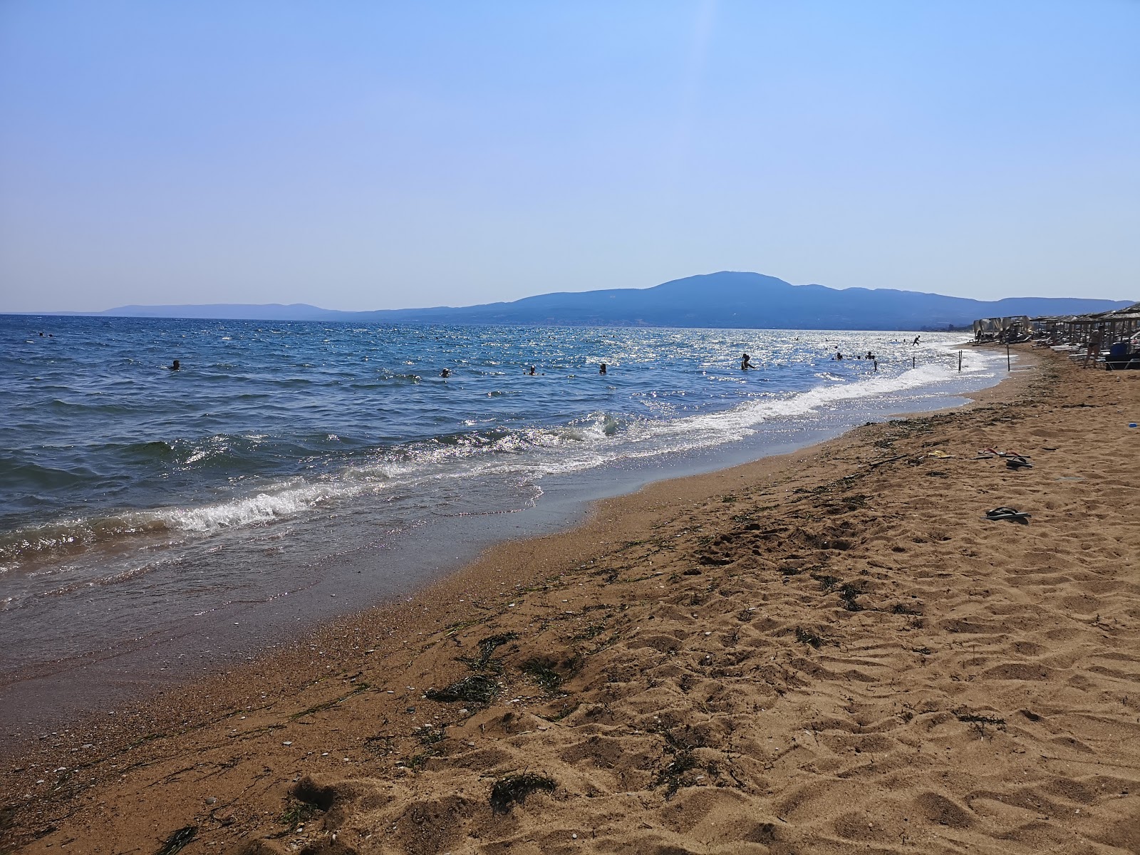 Foto de Paralia Mpouka - lugar popular entre os apreciadores de relaxamento