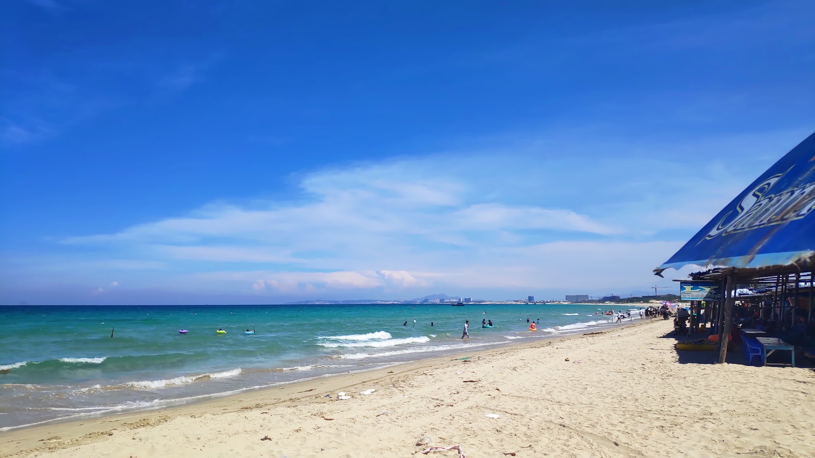 Foto de Khu Du Lich Beach com areia fina e brilhante superfície