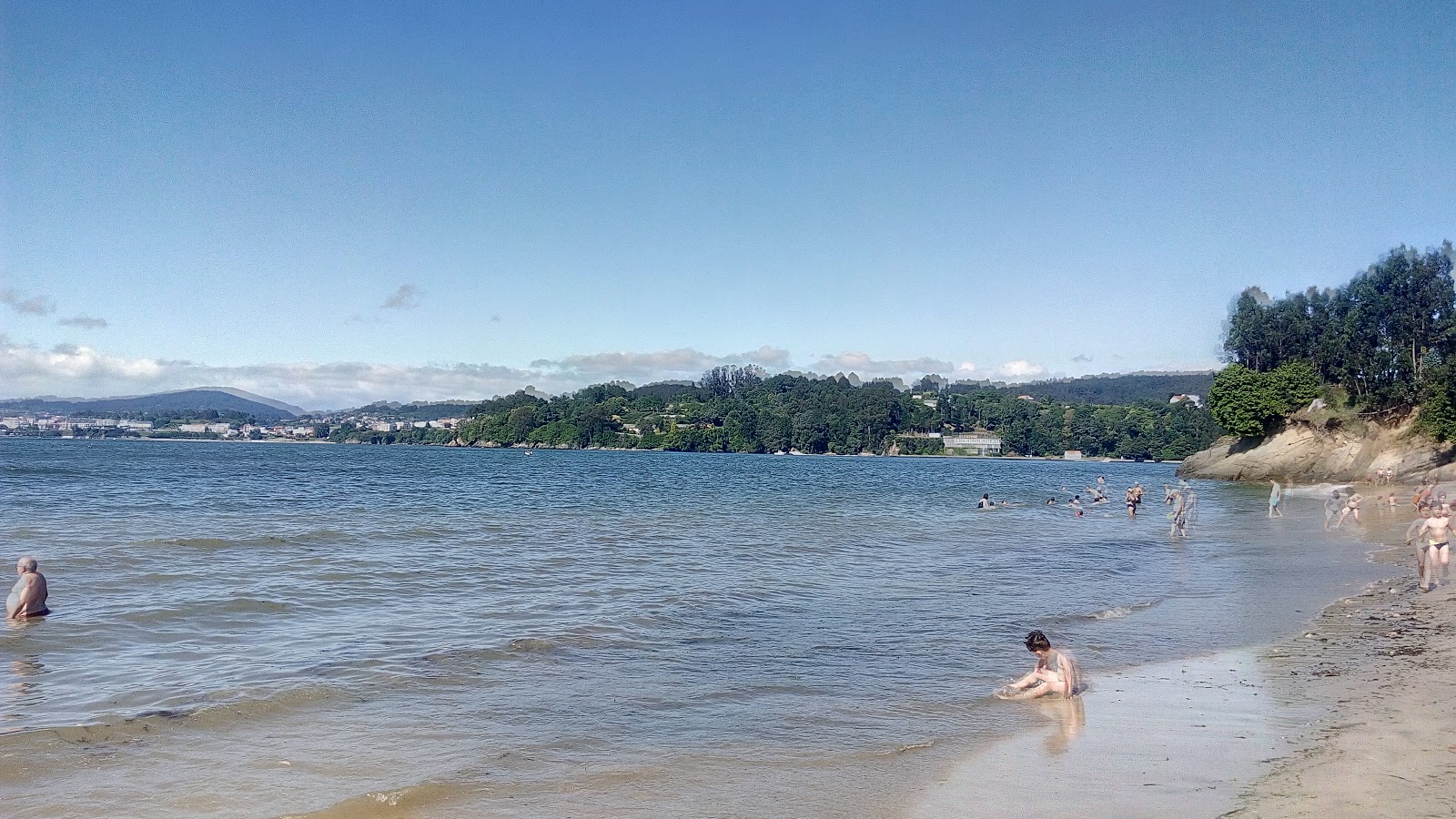 Praia Regueiro的照片 带有蓝色纯水表面
