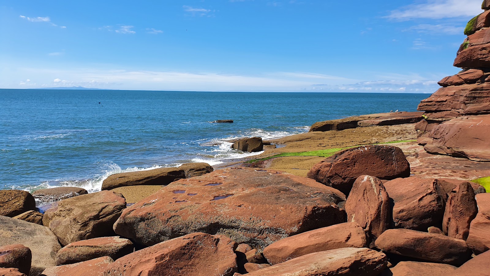 Valokuva Fleswick Bay Beachista. puhtaustasolla korkea