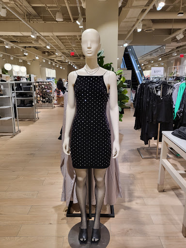 Clothing Store «H&M», reviews and photos, 6600 Topanga Canyon Blvd # 45, Canoga Park, CA 91303, USA