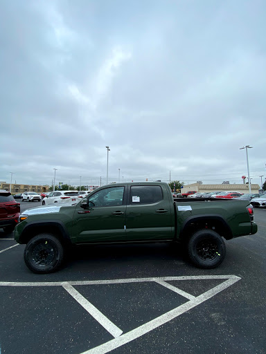 Toyota Dealer «Jeff Wyler Toyota of Clarksville», reviews and photos, 808 E Lewis and Clark Pkwy, Clarksville, IN 47129, USA