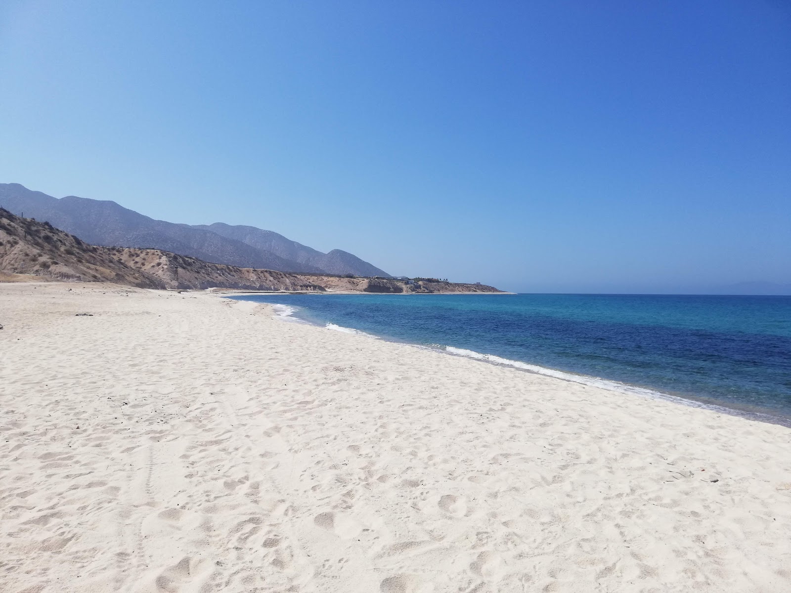 Fotografie cu Playa Agua Caliente cu o suprafață de nisip strălucitor