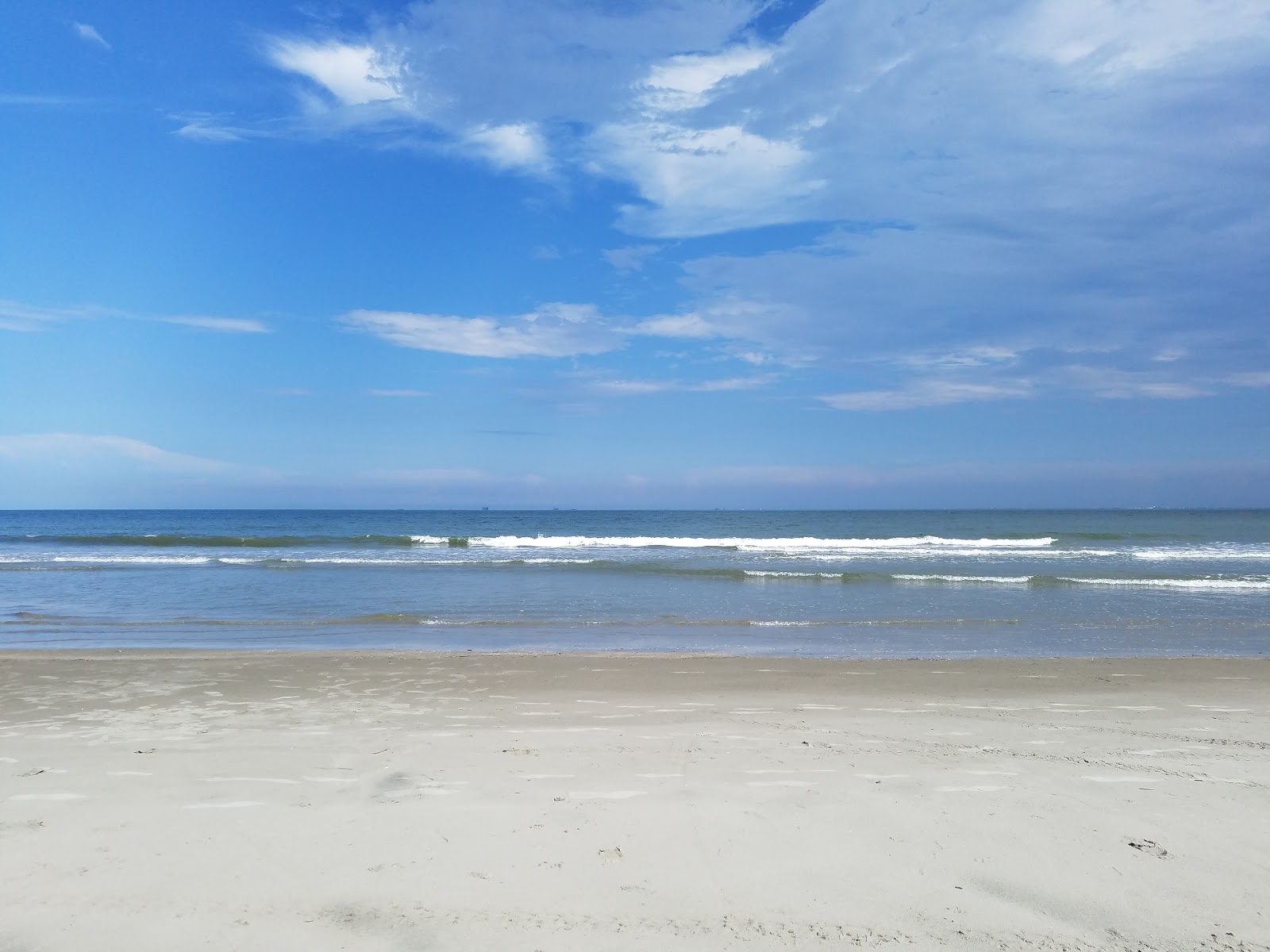 Sullivan's Island beach的照片 带有碧绿色纯水表面