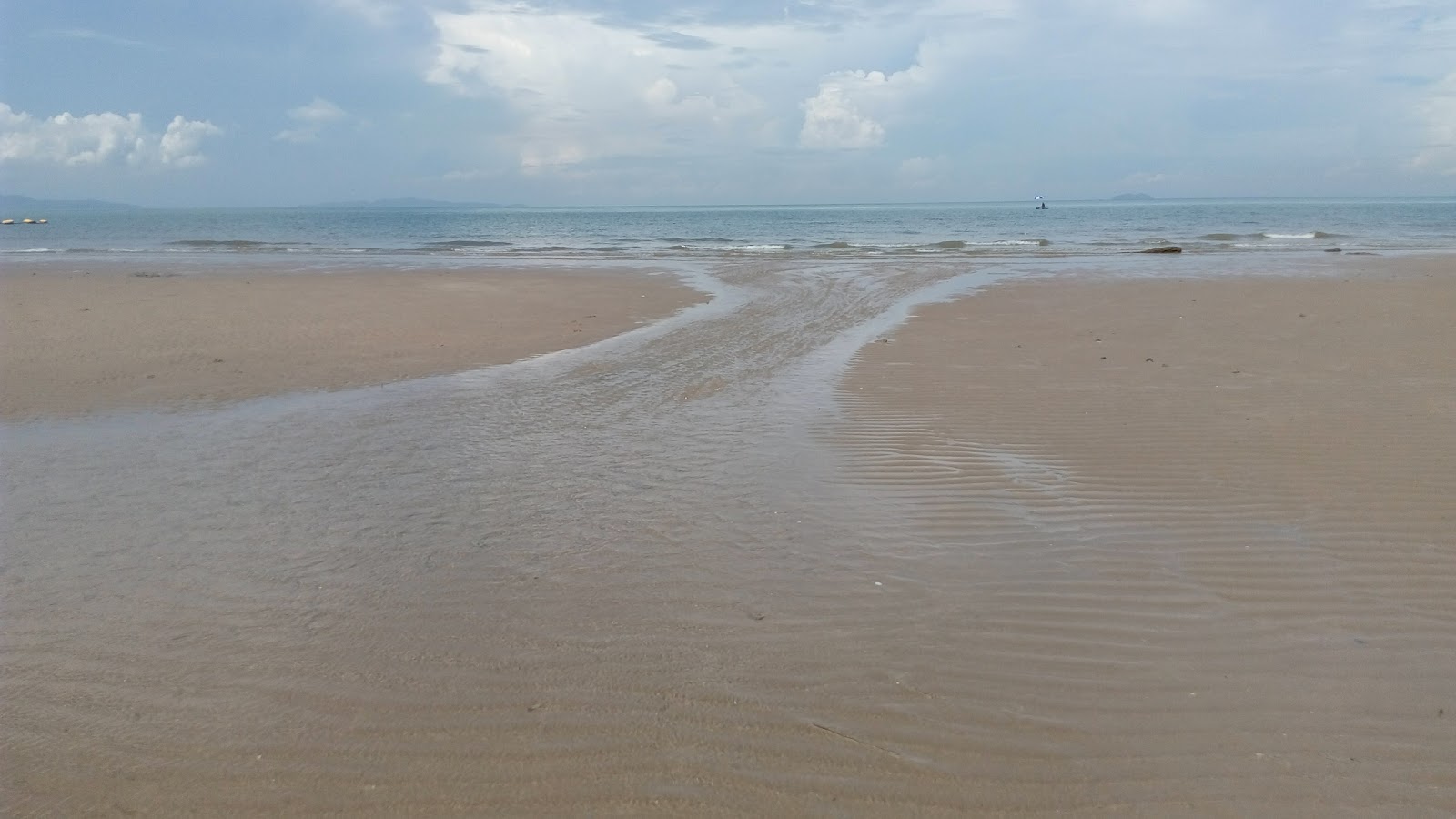 Foto av Yinyom Beach med hög nivå av renlighet