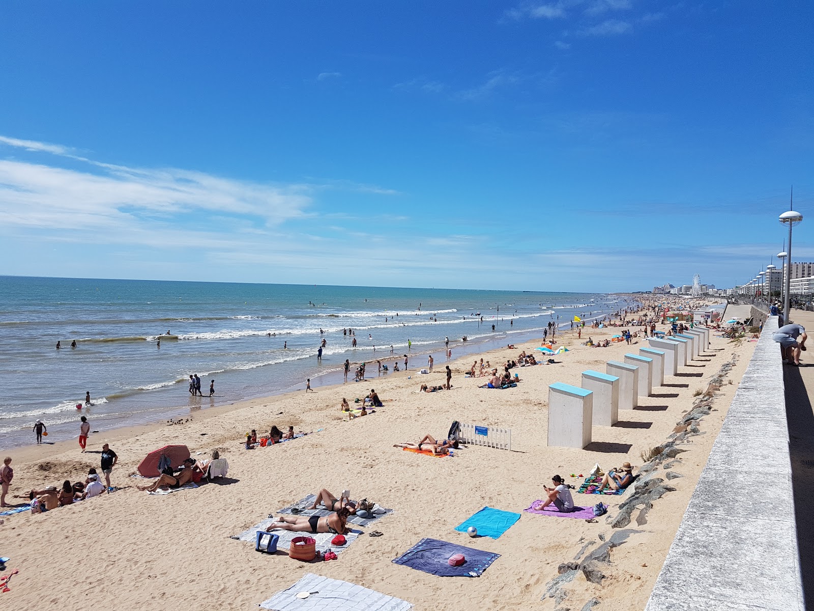 Foto av Plage des Demoiselles med beige sand yta