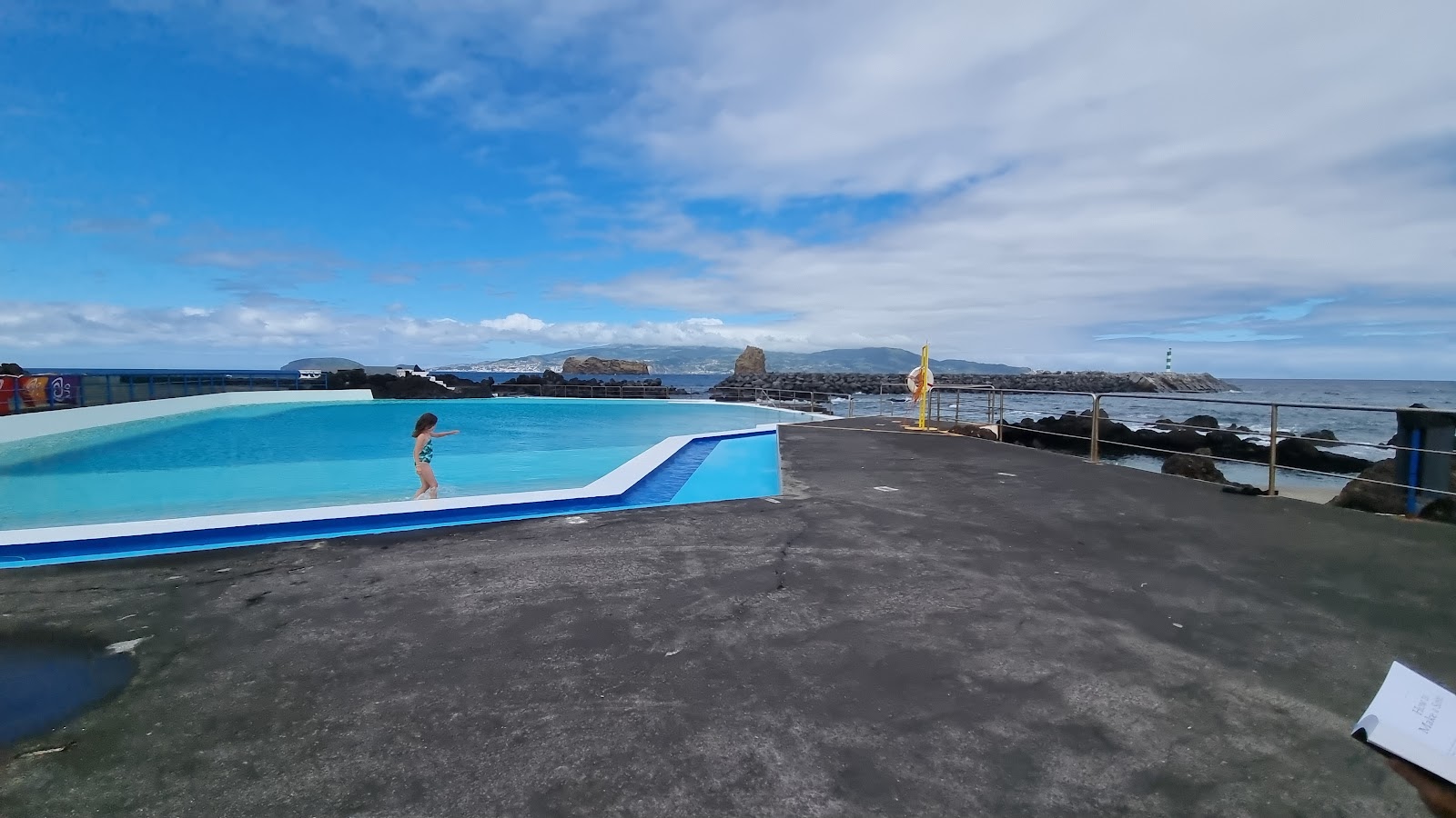 Valokuva Piscina Municipal da Madalenaista. puhtaustasolla korkea