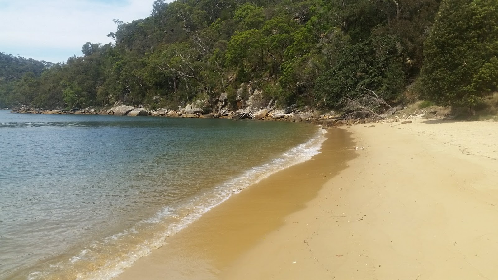 Hungry Beach的照片 带有一条直的海岸线