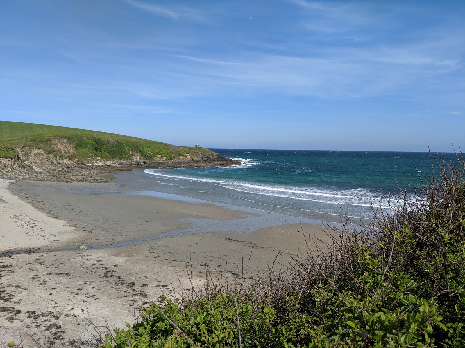 Foto af Porthcurnick strand omgivet af bjerge