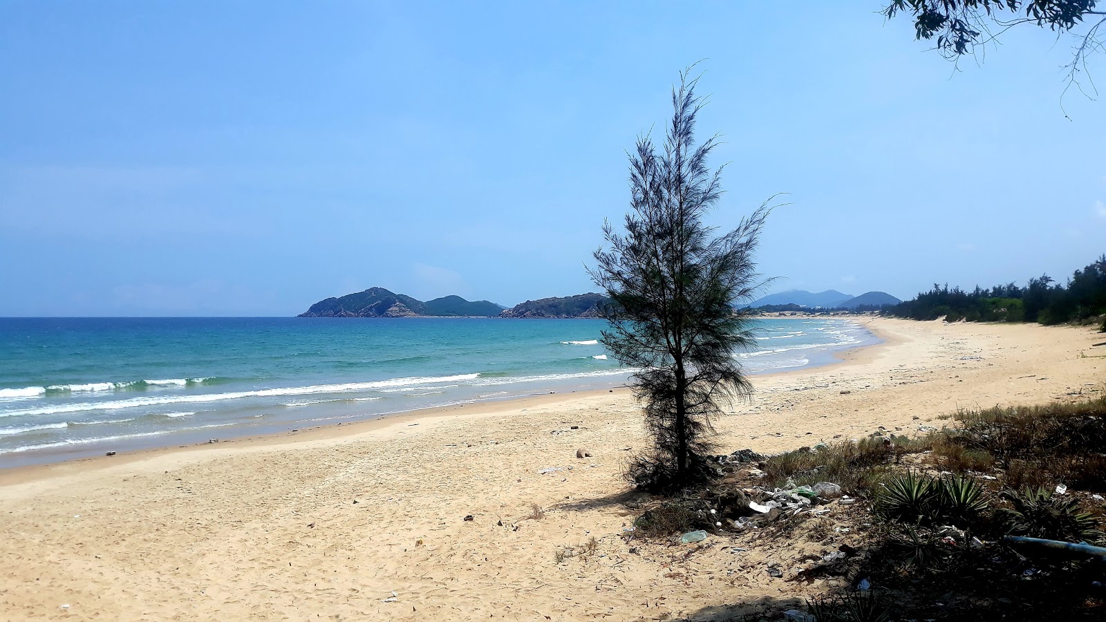 Foto de Hoa Thanh Beach apoiado por penhascos