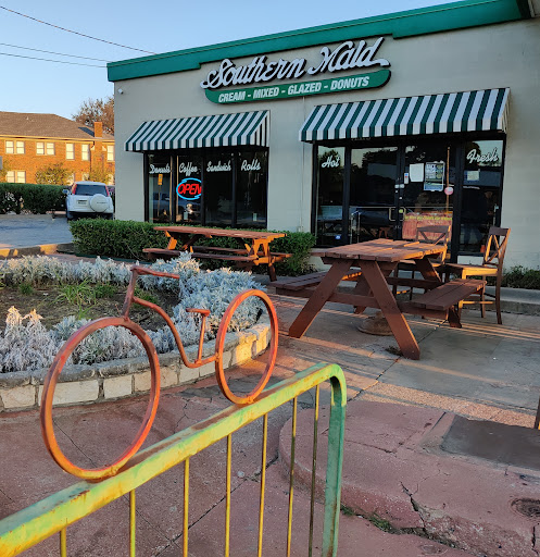 Donut Shop «Southern Maid Donuts», reviews and photos, 937 W Davis St, Dallas, TX 75208, USA