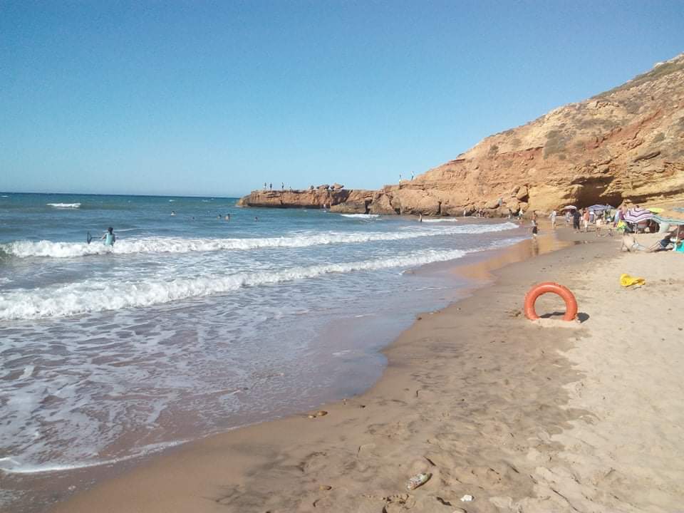 Marsa Echaykh Plage的照片 带有米色沙子表面