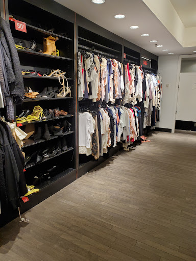 Clothing Store «Express», reviews and photos, 429 Nichols Rd, Kansas City, MO 64112, USA