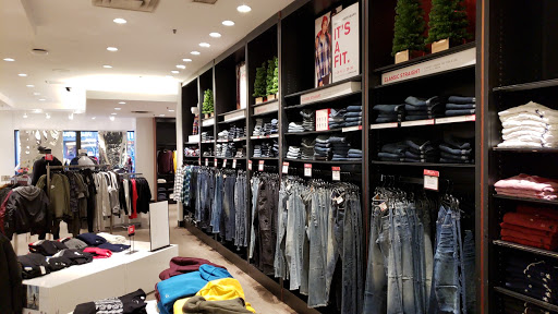 Clothing Store «Express», reviews and photos, 429 Nichols Rd, Kansas City, MO 64112, USA