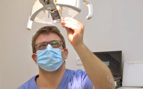 ד"ר רון גולן רופא שיניים בפתח תקווה image