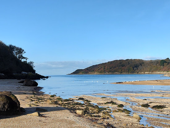 Plage enclavee