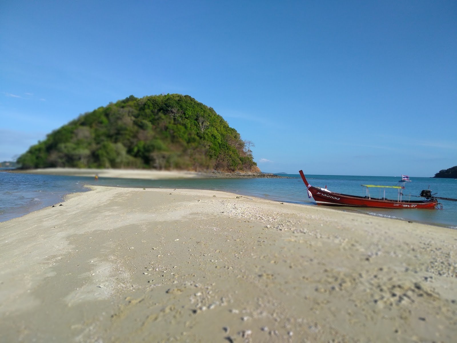 Zdjęcie Ko Thanan Beach z powierzchnią jasny piasek