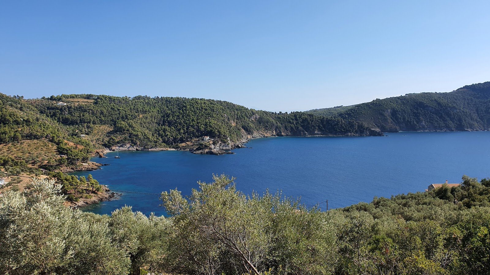 Foto de Tourkoneri beach con micro cala