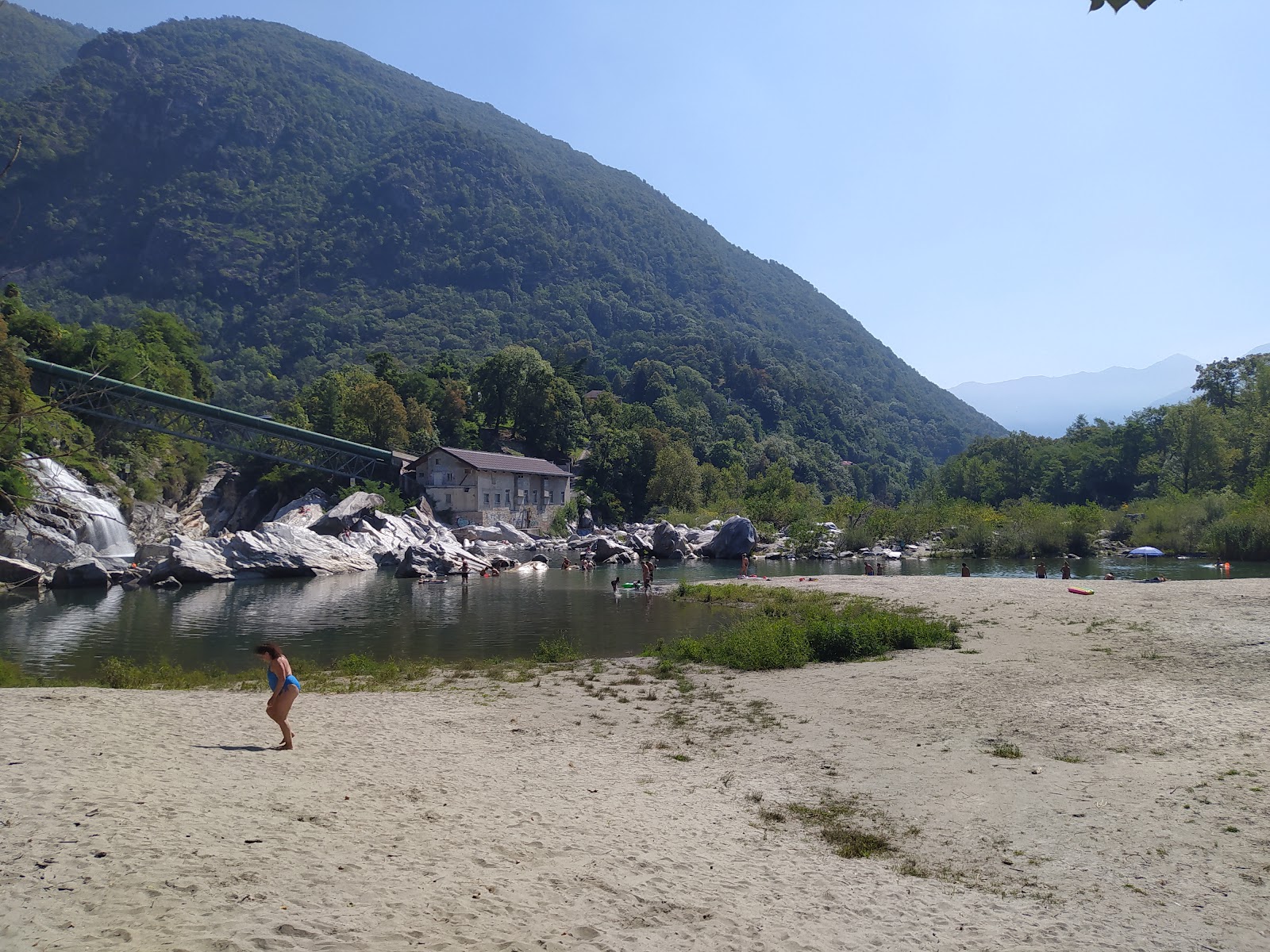 Zdjęcie Spiaggia Pozzo di Tegna otoczony górami