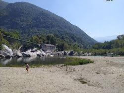 Spiaggia Pozzo di Tegna'in fotoğrafı dağlarla çevrili