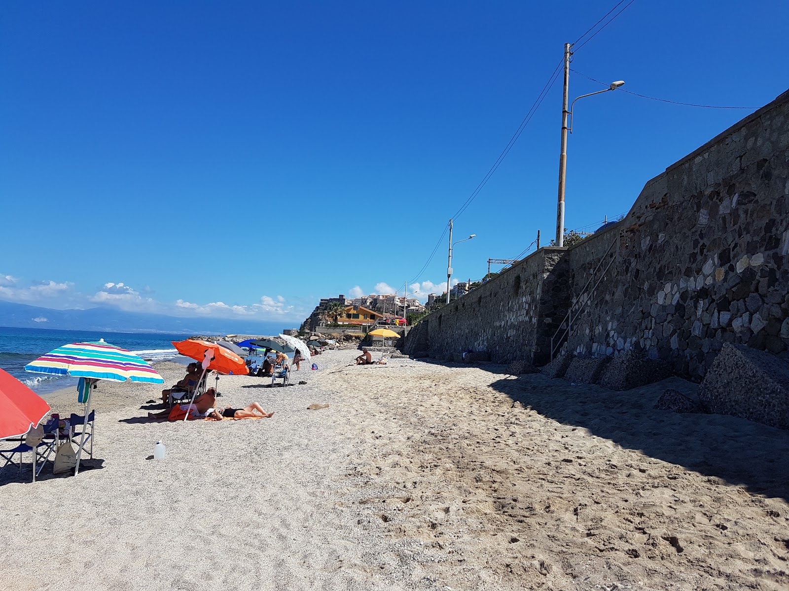 Foto de Station Land Pizzo beach con parcialmente limpio nivel de limpieza