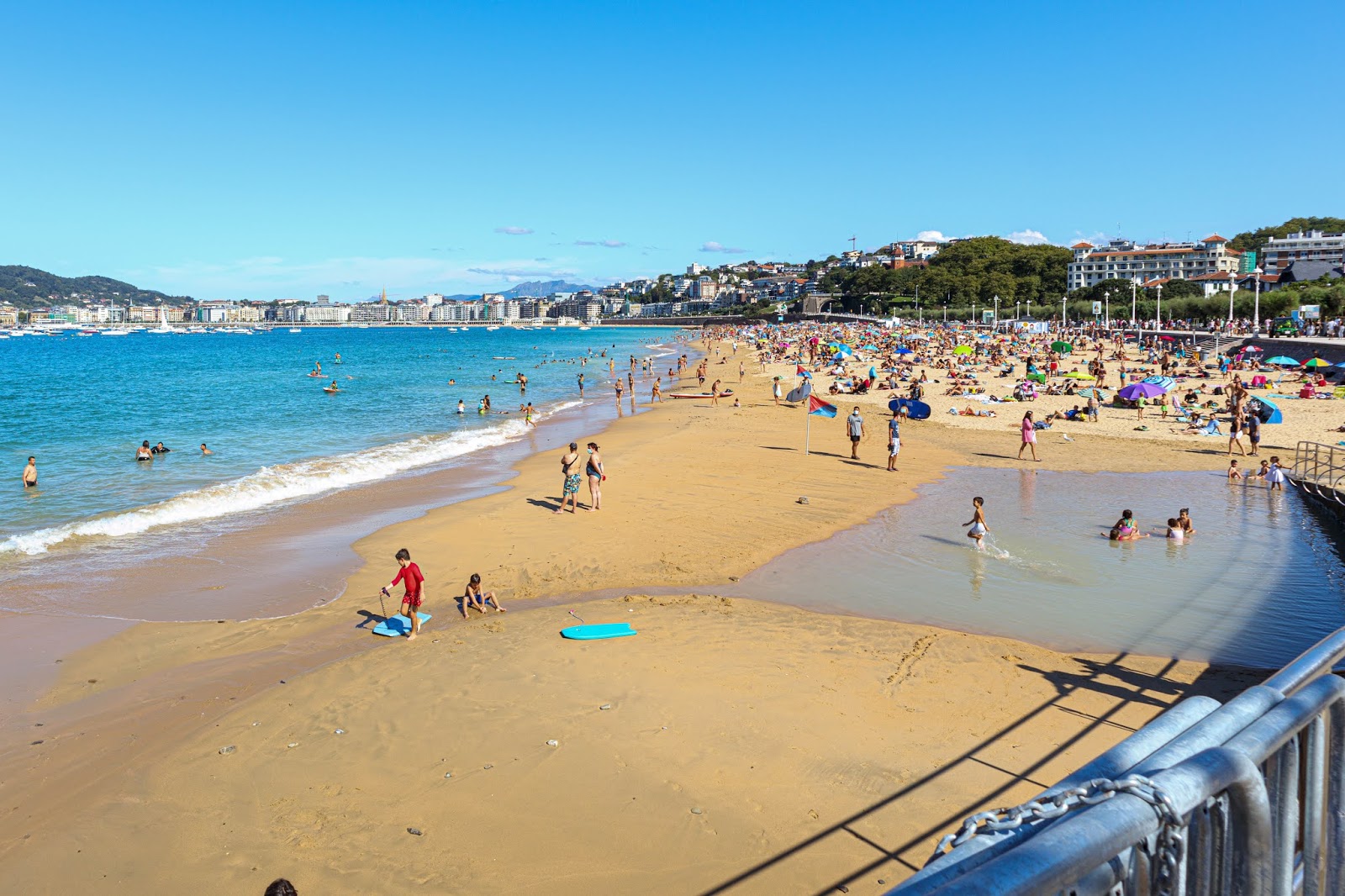 Photo de Plage d'Ondarreta protégé par des falaises