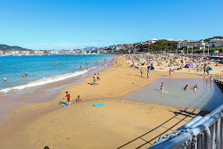 Photo de Plage d'Ondarreta protégé par des falaises