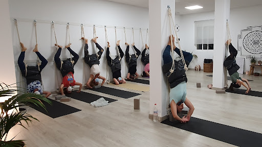 Vinyasa Yoga Estudio - 1° Encima del restaurante el columpio, 🌍, Av de Sor Teresa Prat, 53, 29003 Málaga