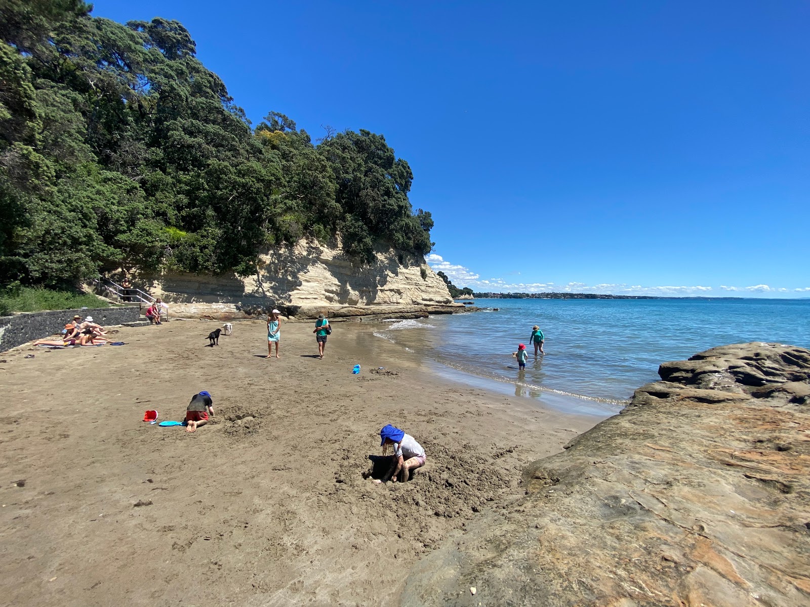 Fotografie cu St Leonards Bay Beach cu o suprafață de nisip beige